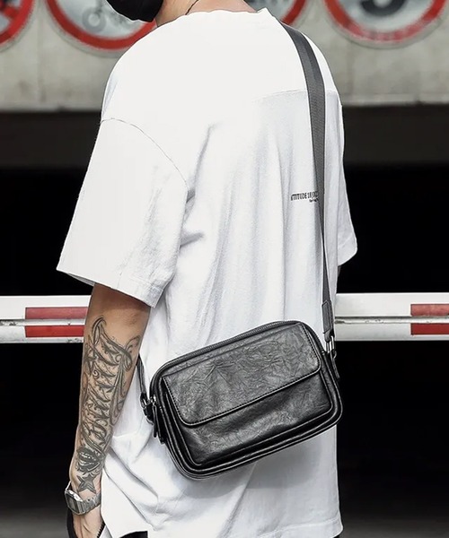 WESTBOY(ウエストボーイ)の「ユニセックス レザータッチ スクエアショルダーバッグ WO25W18BG01(ショルダーバッグ・メンズ・ブラック・FREE)」の2枚目の写真