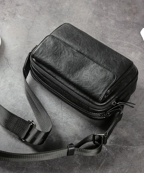 WESTBOY(ウエストボーイ)の「ユニセックス レザータッチ スクエアショルダーバッグ WO25W18BG01(ショルダーバッグ・メンズ・ブラック・FREE)」の3枚目の写真