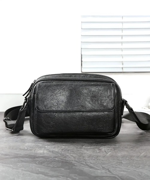 WESTBOY(ウエストボーイ)の「ユニセックス レザータッチ スクエアショルダーバッグ WO25W18BG01(ショルダーバッグ・メンズ・ブラック・FREE)」の4枚目の写真