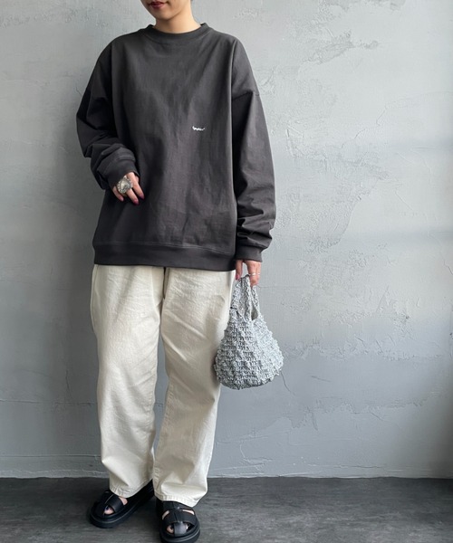 GYMPHLEX（ジムフレックス）の「【WEB先行予約】[GYMPHLEX/ジムフレックス] ワンポイントロゴ刺繍 ヘビーウェイトクルーネックロンT（Tシャツ/カットソー・レディース・ライトグレー/チャコールグレー/オフホワイト・L/M/XS）」の2枚目の写真