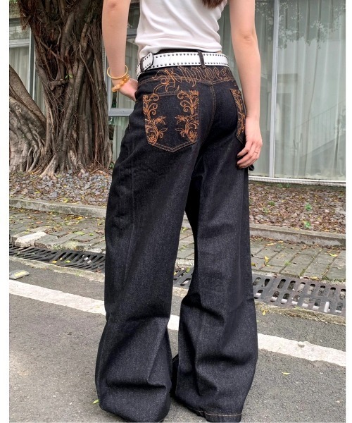 SHEENA(シーナ)の「バックフラワー刺繍ロゴポケットペインターワイドデニムパンツ(デニムパンツ・レディース・ブラック・S/M/L)」の4枚目の写真