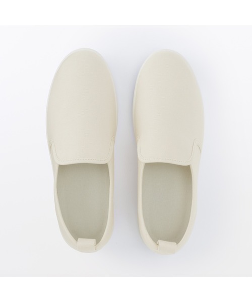 無印良品（ムジルシリョウヒン）の「婦人　柔らかい中敷を使用した　撥水　スリッポンスニーカー（スニーカー・レディース・オフホワイト/ブラック・22.0cm/22.5cm/23.0cm/23.5cm/24.0cm/24.5cm/25.0cm）」の4枚目の写真