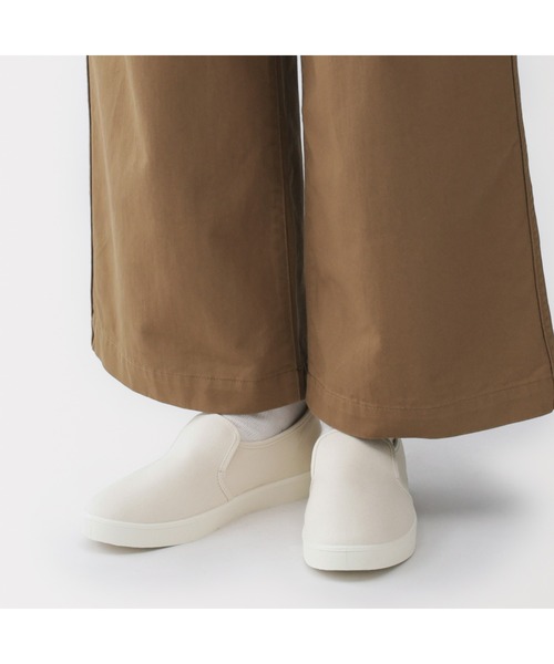 無印良品（ムジルシリョウヒン）の「婦人　柔らかい中敷を使用した　撥水　スリッポンスニーカー（スニーカー・レディース・オフホワイト/ブラック・22.0cm/22.5cm/23.0cm/23.5cm/24.0cm/24.5cm/25.0cm）」の5枚目の写真