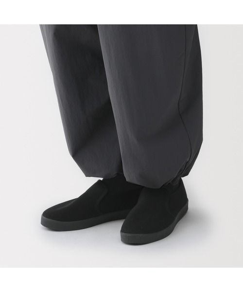 無印良品（ムジルシリョウヒン）の「婦人　柔らかい中敷を使用した　撥水　スリッポンスニーカー（スニーカー・レディース・オフホワイト/ブラック・22.0cm/22.5cm/23.0cm/23.5cm/24.0cm/24.5cm/25.0cm）」の13枚目の写真