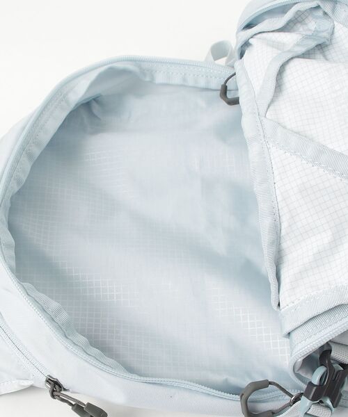GREGORY(グレゴリー)の「ナノ18 NANO 18 セージホワイト(バックパック/リュック・メンズ・ホワイト系・ONE SIZE)」の4枚目の写真