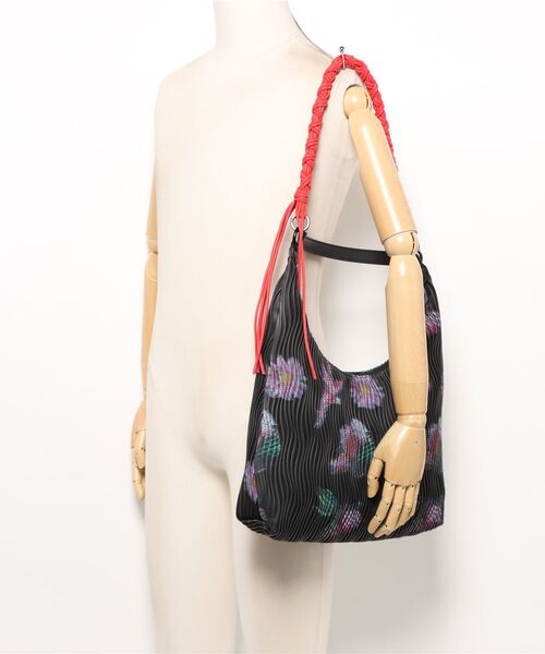 Desigual(デシグアル)の「フラワープリントブレイデッドバッグ(ショルダーバッグ・レディース・ブラック・FREE)」の8枚目の写真