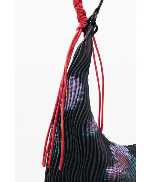 Desigual(デシグアル)の「フラワープリントブレイデッドバッグ(ショルダーバッグ・レディース・ブラック・FREE)」の4枚目の写真