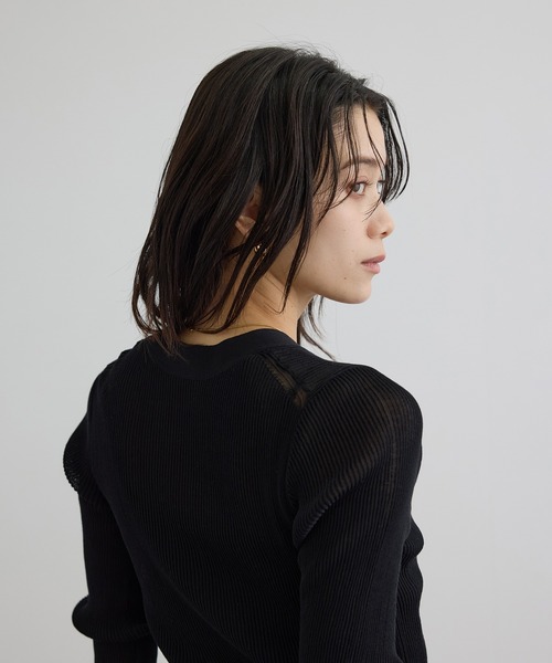 SALON adam et rope'(サロン アダム エ ロペ)の「【WEB限定】シアーリブニットVネックカーディガン(カーディガン/ボレロ・レディース・オフホワイト/ブラック/レッド/ブラウン・FREE)」の13枚目の写真