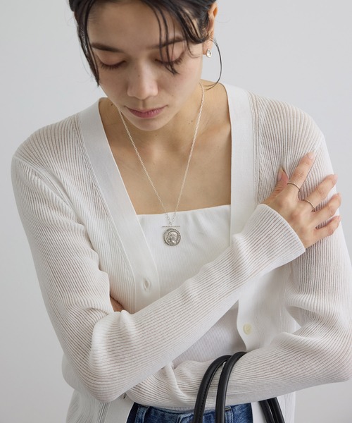 SALON adam et rope'(サロン アダム エ ロペ)の「【WEB限定】シアーリブニットVネックカーディガン(カーディガン/ボレロ・レディース・オフホワイト/ブラック/レッド/ブラウン・FREE)」の17枚目の写真
