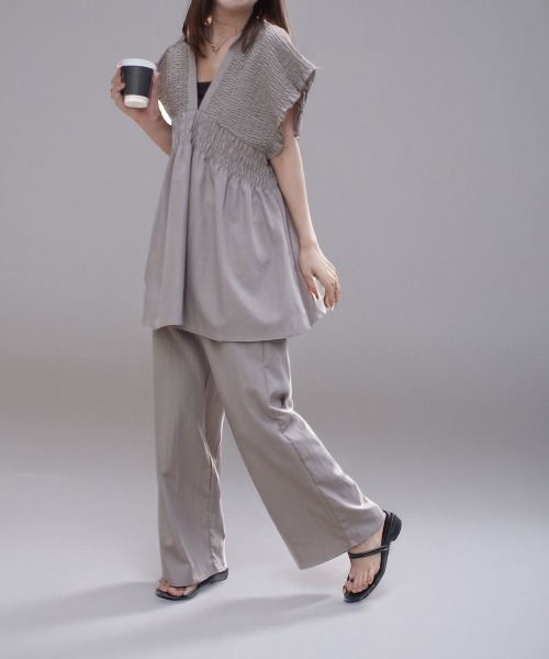 CORNERS(コーナーズ)の「シャーリングチュニック【セットアップ可能】(シャツ/ブラウス・レディース・グレイッシュベージュ/ブラック/グレー・M)」の20枚目の写真