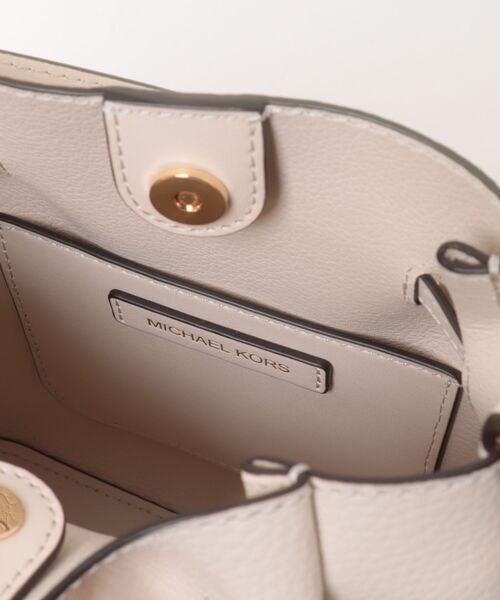 MICHAEL KORS(マイケルコース)の「CARSON SM CONV BKT XBODY Crossbody(ショルダーバッグ・レディース・ベージュ系・FREE)」の4枚目の写真