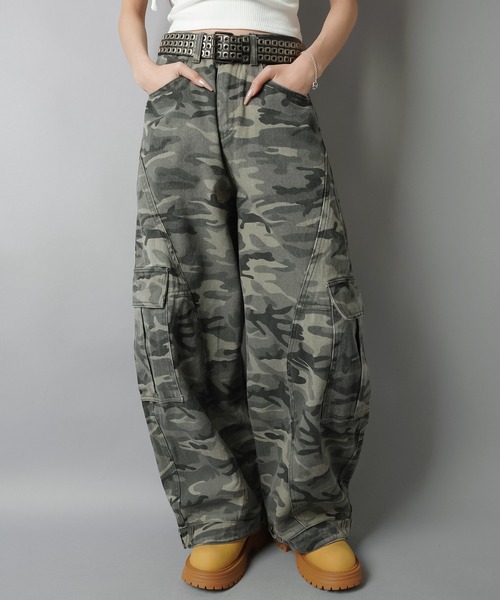 SPINNS（スピンズ）の「カモ柄バルーンパンツ/迷彩/バディガール（その他パンツ・レディース・グレー/カーキ・ONESIZE）」の3枚目の写真