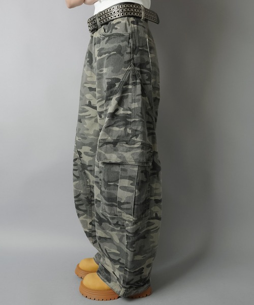 SPINNS（スピンズ）の「カモ柄バルーンパンツ/迷彩/バディガール（その他パンツ・レディース・グレー/カーキ・ONESIZE）」の5枚目の写真