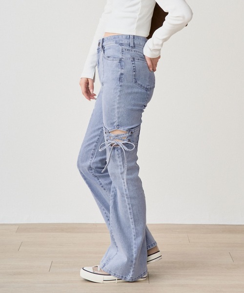 .WORKS(ドットワークス)の「ストレッチデニム サイドタブ付レースアップ カットオフフレアーパンツ(デニムパンツ・レディース・ブルー/ブルー系/ダークグレー・64/61)」の2枚目の写真