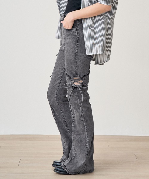 .WORKS(ドットワークス)の「ストレッチデニム サイドタブ付レースアップ カットオフフレアーパンツ(デニムパンツ・レディース・ブルー/ブルー系/ダークグレー・64/61)」の18枚目の写真
