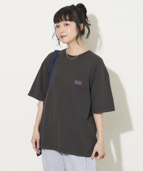CONVERSE（コンバース）の「CONVERSE/コンバース 別注 シューズ バックプリント TEE（Tシャツ/カットソー・メンズ・グレー/ブラック/グリーン/ホワイト系その他/ホワイト/ネイビー・LARGE/MEDIUM/SMALL）」の9枚目の写真