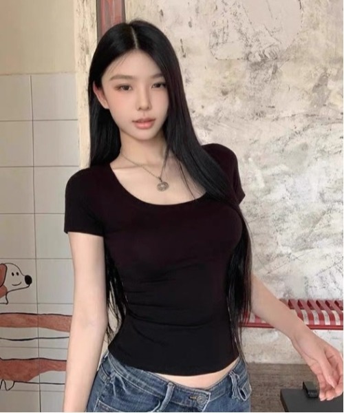 Vini(ヴィニ)の「スリムフィット 半袖Tシャツ(Tシャツ/カットソー・レディース・ホワイト/ブラック・MEDIUM)」の4枚目の写真