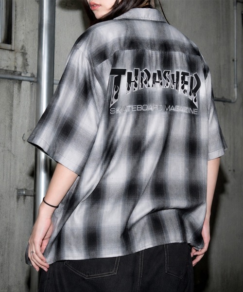 THRASHER（スラッシャー）の「【70】【THRASHER/スラッシャー】バックフェルト刺繍 ブランドロゴ オンブレチェック レギュラーカラーシャツ（シャツ/ブラウス・レディース・ブラック/ホワイト/ブルー・XL/L/M）」の2枚目の写真