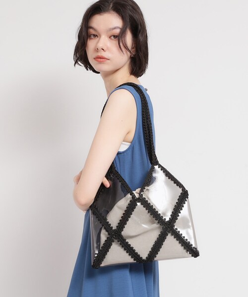 THE SHOP TK (ザ ショップ ティーケー )の「透け感を楽しめる PVC×鍵針切り替えバッグ(トートバッグ・レディース・ライトベージュ/ブラック・00)」の16枚目の写真