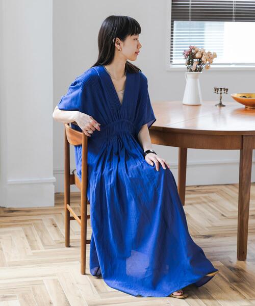 URBAN RESEARCH DOORS(アーバンリサーチドアーズ)の「ピンタックギャザーワンピース(ワンピース・レディース・ブラック/ロイヤルブルー/ブラウン・FREE)」の4枚目の写真
