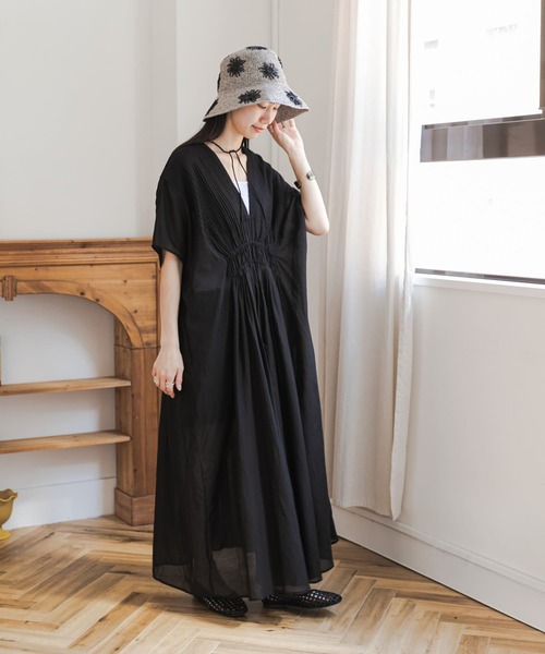 URBAN RESEARCH DOORS（アーバンリサーチドアーズ）の「ピンタックギャザーワンピース（ワンピース・レディース・ブラック/ロイヤルブルー/ブラウン・FREE）」の2枚目の写真