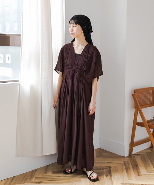 URBAN RESEARCH DOORS（アーバンリサーチドアーズ）の「ピンタックギャザーワンピース（ワンピース・レディース・ブラック/ロイヤルブルー/ブラウン・FREE）」の15枚目の写真