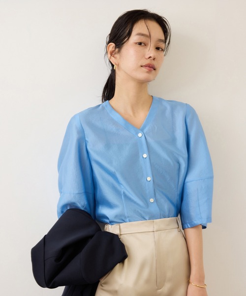 ROPE'（ロペ）の「ランタンスリーブシルクライクブラウス/イージーケア（シャツ/ブラウス・レディース・スミクロ/ブルー/オフホワイト・FREE）」の3枚目の写真