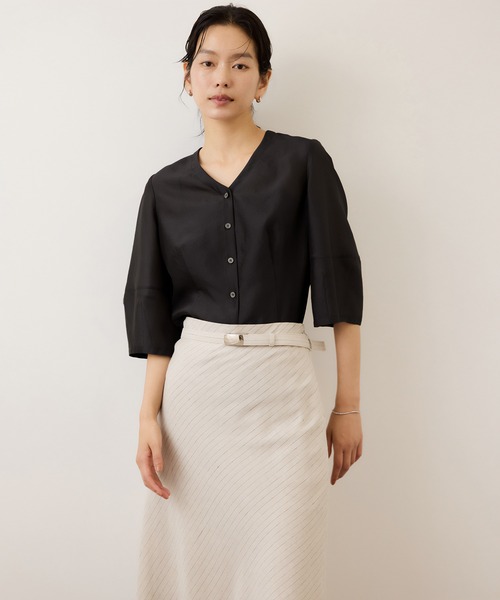 ROPE'（ロペ）の「ランタンスリーブシルクライクブラウス/イージーケア（シャツ/ブラウス・レディース・スミクロ/ブルー/オフホワイト・FREE）」の4枚目の写真