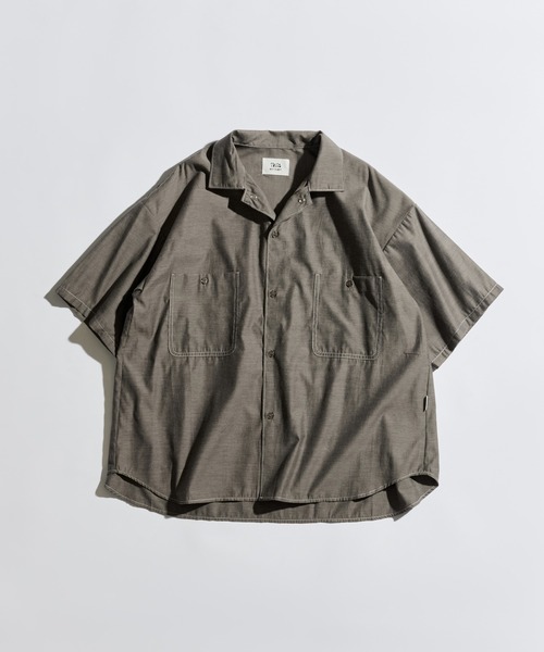 WETTEMPT(ウィテンプト)の「OPEN COLLAR CHAMBRAY S/S SHIRT / オープンカラーシャンブレーS/Sシャツ(シャツ/ブラウス・メンズ・ブルー/グレー・LARGE/MEDIUM/SMALL)」の2枚目の写真