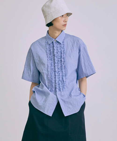 nicholson&nicholson(ニコルソンアンドニコルソン)の「nicholson & nicholson | ストライプ フリルシャツ WOMEN(シャツ/ブラウス・レディース・ブルー系その他/グレー系その他・38)」の1枚目の写真
