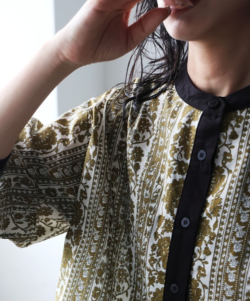 antiqua(アンティカ)の「花柄 配色デザイン シャツ(シャツ/ブラウス・レディース・マスタード/ブラック・ONESIZE)」の6枚目の写真