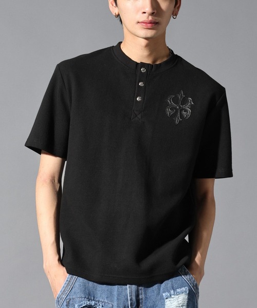 LAND MUSEUM（ランドミュージアム）の「LAND MUSEUM／ゴシックロゴヘンリーT（Tシャツ/カットソー・メンズ・ブラック/グレー・MEDIUM/LARGE）」の2枚目の写真