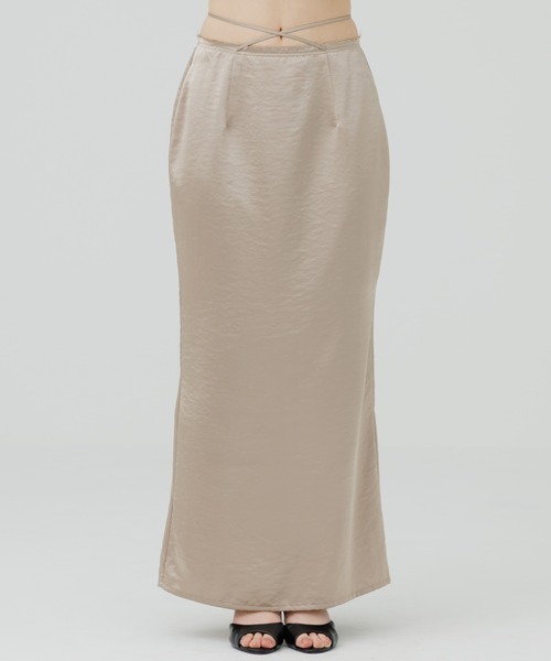 SENEE(セニー)の「cross ribbon satin skirt(クロスリボンサテンスカート)(スカート・レディース・ベージュ/ブラック・MEDIUM/SMALL)」の2枚目の写真