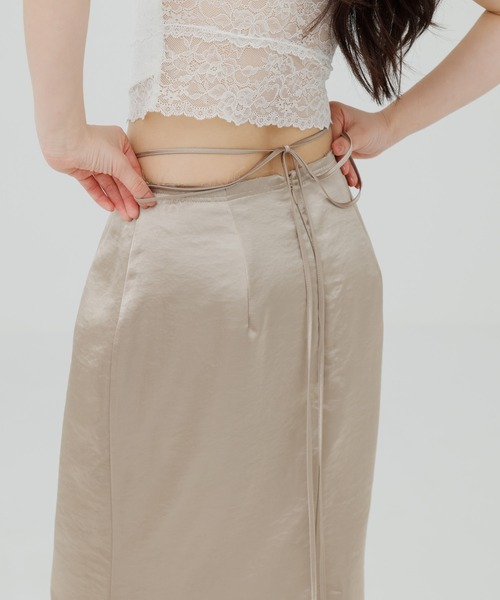 SENEE(セニー)の「cross ribbon satin skirt(クロスリボンサテンスカート)(スカート・レディース・ベージュ/ブラック・MEDIUM/SMALL)」の13枚目の写真