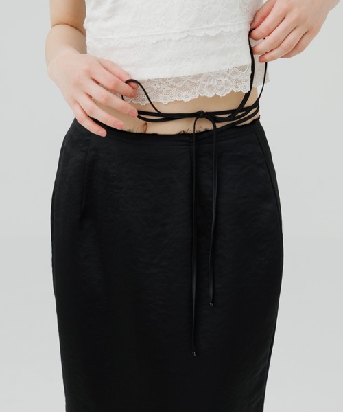 SENEE(セニー)の「cross ribbon satin skirt(クロスリボンサテンスカート)(スカート・レディース・ベージュ/ブラック・MEDIUM/SMALL)」の4枚目の写真