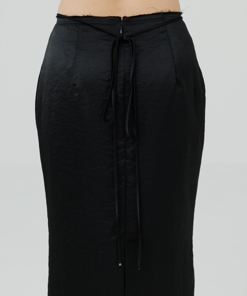 SENEE(セニー)の「cross ribbon satin skirt(クロスリボンサテンスカート)(スカート・レディース・ベージュ/ブラック・MEDIUM/SMALL)」の3枚目の写真