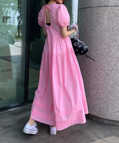 AMAJI(アマジ)の「バックオープンデザイン パフスリーブ ギャザー切替 フレア ロングワンピース(ワンピース・レディース・ピンク・FREE)」の2枚目の写真