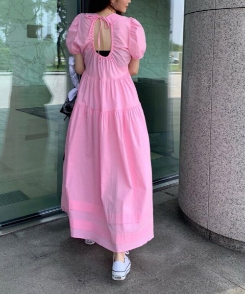AMAJI(アマジ)の「バックオープンデザイン パフスリーブ ギャザー切替 フレア ロングワンピース(ワンピース・レディース・ピンク・FREE)」の3枚目の写真