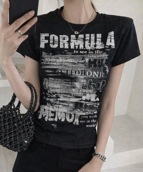 Lips（リップス）の「華奢見え＆スタイルアップ！トレンド感抜群のコンパクトフォトプリントT（Tシャツ/カットソー・レディース・ホワイト/ブラック・FREE）」の2枚目の写真