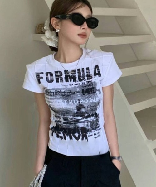 Lips（リップス）の「華奢見え＆スタイルアップ！トレンド感抜群のコンパクトフォトプリントT（Tシャツ/カットソー・レディース・ホワイト/ブラック・FREE）」の3枚目の写真