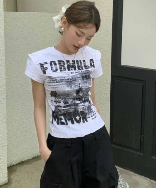 Lips（リップス）の「華奢見え＆スタイルアップ！トレンド感抜群のコンパクトフォトプリントT（Tシャツ/カットソー・レディース・ホワイト/ブラック・FREE）」の4枚目の写真