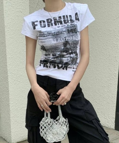 Lips（リップス）の「華奢見え＆スタイルアップ！トレンド感抜群のコンパクトフォトプリントT（Tシャツ/カットソー・レディース・ホワイト/ブラック・FREE）」の5枚目の写真