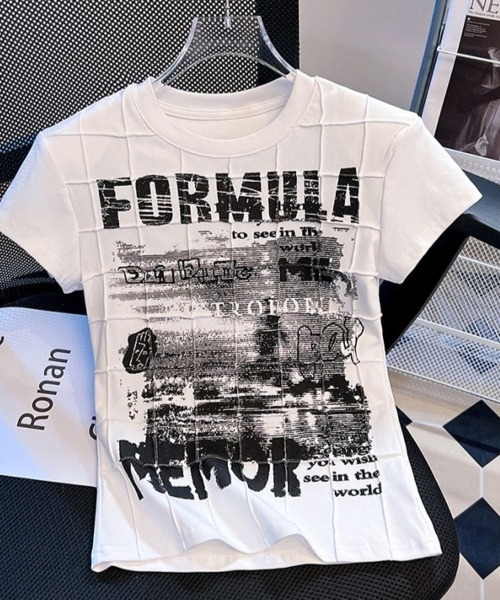 Lips（リップス）の「華奢見え＆スタイルアップ！トレンド感抜群のコンパクトフォトプリントT（Tシャツ/カットソー・レディース・ホワイト/ブラック・FREE）」の6枚目の写真