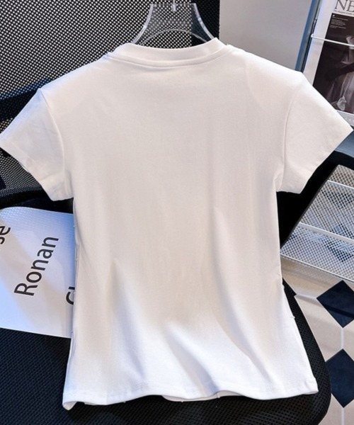 Lips（リップス）の「華奢見え＆スタイルアップ！トレンド感抜群のコンパクトフォトプリントT（Tシャツ/カットソー・レディース・ホワイト/ブラック・FREE）」の7枚目の写真
