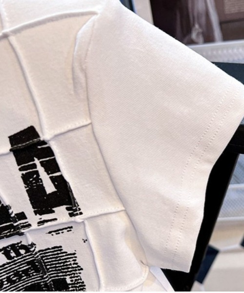 Lips（リップス）の「華奢見え＆スタイルアップ！トレンド感抜群のコンパクトフォトプリントT（Tシャツ/カットソー・レディース・ホワイト/ブラック・FREE）」の9枚目の写真