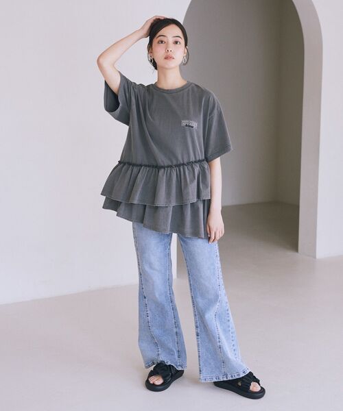 earth music&ecology（アースミュージックアンドエコロジー）の「異素材ドッキンググラフィックTシャツ（Tシャツ/カットソー・レディース・アイボリー/チャコールグレー/オフホワイト・FREE）」の5枚目の写真