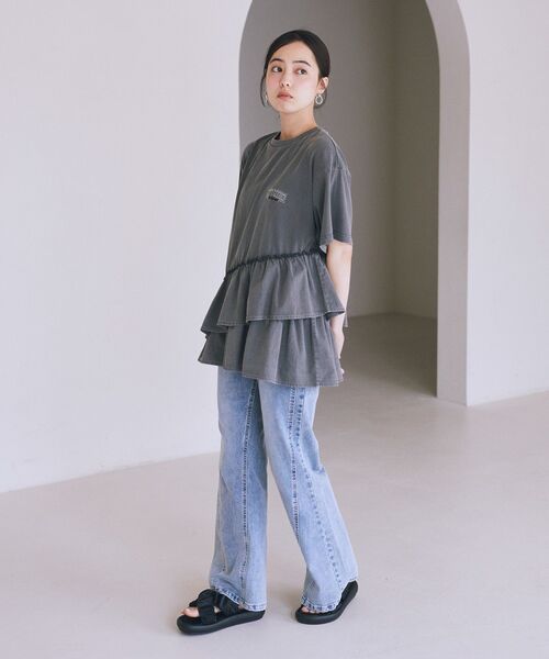 earth music&ecology（アースミュージックアンドエコロジー）の「異素材ドッキンググラフィックTシャツ（Tシャツ/カットソー・レディース・アイボリー/チャコールグレー/オフホワイト・FREE）」の6枚目の写真