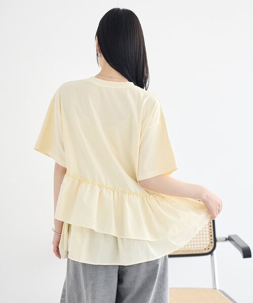 earth music&ecology（アースミュージックアンドエコロジー）の「異素材ドッキンググラフィックTシャツ（Tシャツ/カットソー・レディース・アイボリー/チャコールグレー/オフホワイト・FREE）」の10枚目の写真