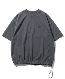 Mark Gonzales（マーク・ゴンザレス）の「2026SS Mark Gonzale マークゴンザレス オーバーサイズ 吸汗速乾 軽量 UVカット ワンポイントロゴ刺繍 ドローコード付 ヘンリーネックTシャツ（Tシャツ/カットソー）」