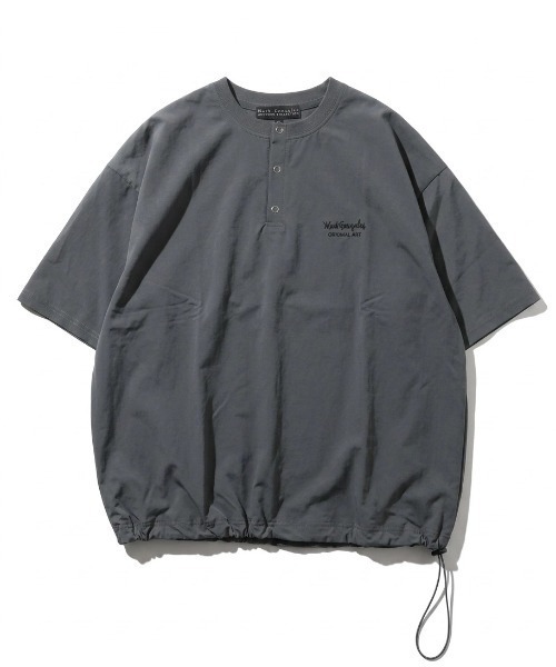 Mark Gonzales（マーク・ゴンザレス）の「2026SS Mark Gonzale/マークゴンザレス オーバーサイズ ワンポイントロゴ刺繍 ドローコード付 ヘンリーネックTシャツ（Tシャツ/カットソー・メンズ・ブラック/ホワイト/チャコール・LL/M/L）」の3枚目の写真